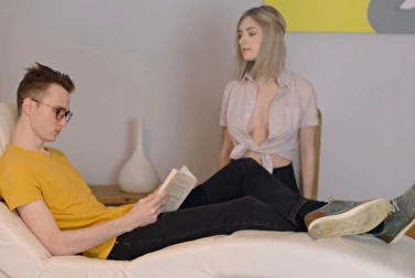 Опоздала и в наказание делает всё, что захочет молодой хозяин